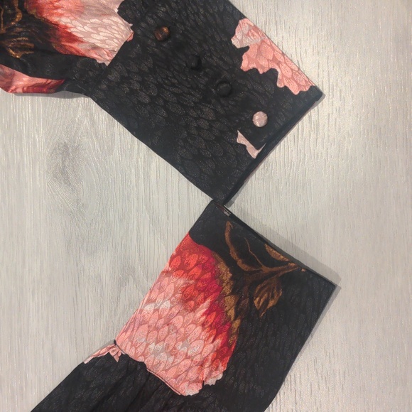 RW&Co. size 4, black blouse with pink floral design - Picture 3 of 6